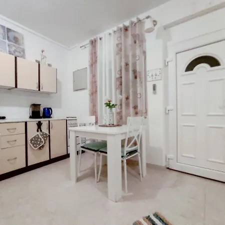 Apartment Idea Center With Parking *